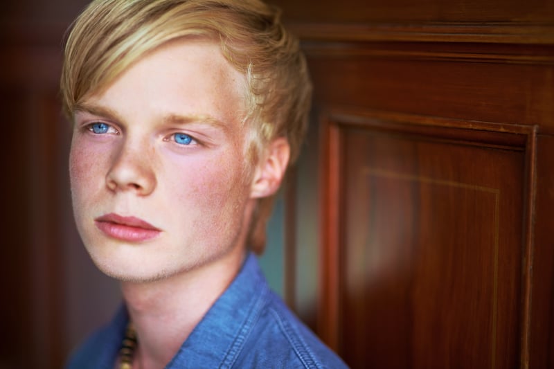 Ung mand med reflekteret blik